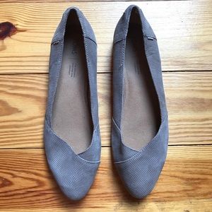 Toms Beige Pointed Toe Suede Flats, EUC, 11
